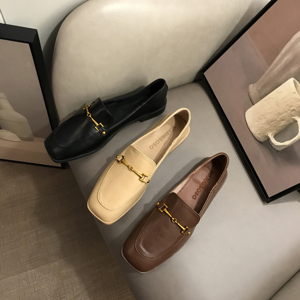 Eko bőrből készült stílusos női cipő fém díszítéssel