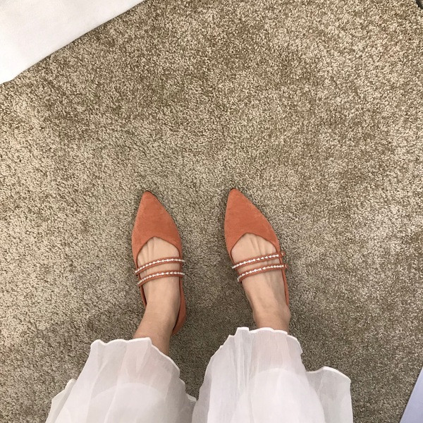 Modern női cipő kövekkel - hegyes modell