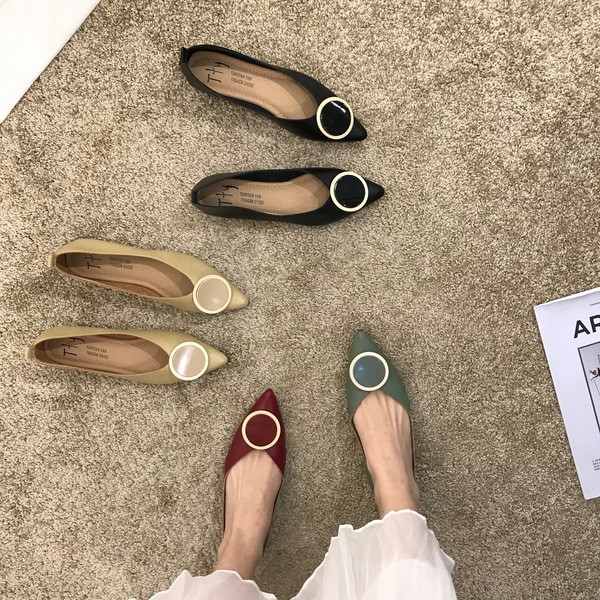 Női bőr cipő fém gyűrűvel