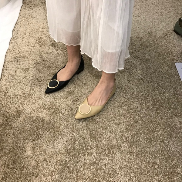 Női bőr cipő fém gyűrűvel