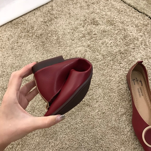 Női bőr cipő fém gyűrűvel