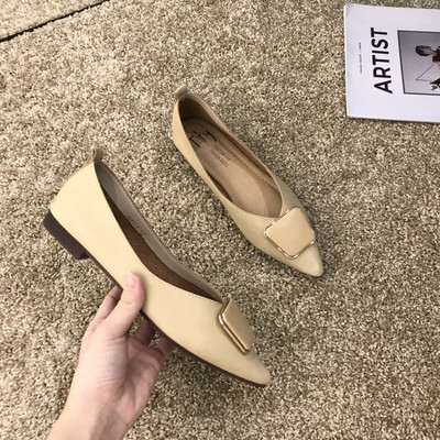 Lapos talpú hegyes női bőrcipő