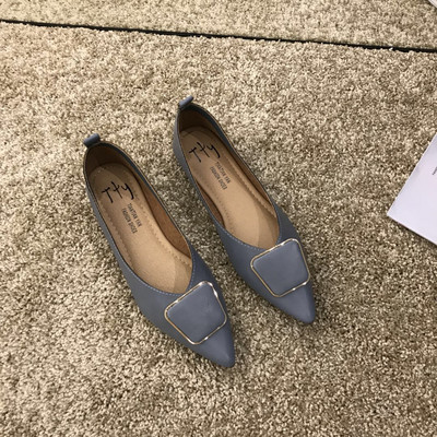 Lapos talpú hegyes női bőrcipő