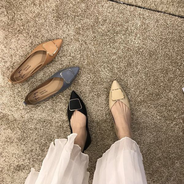 Lapos talpú hegyes női bőrcipő