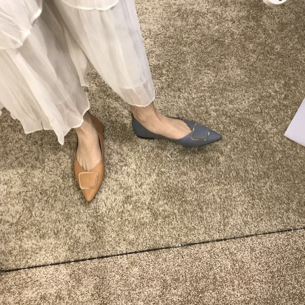 Lapos talpú hegyes női bőrcipő