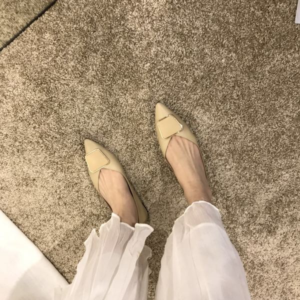 Lapos talpú hegyes női bőrcipő