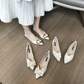 Női hegyes cipő fém elemmel