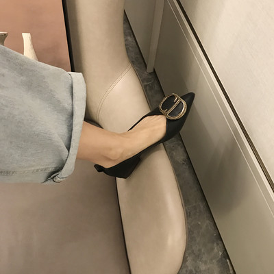 Női hegyes cipő fém elemmel