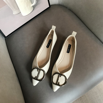 Női hegyes cipő fém elemmel