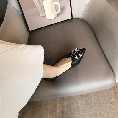 Női hegyes cipő fém elemmel