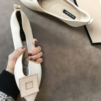 Női hegyes cipő fém elemmel