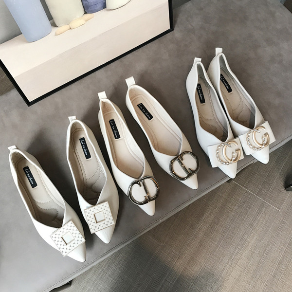 Női hegyes cipő fém elemmel