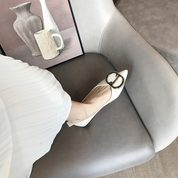 Női hegyes cipő fém elemmel