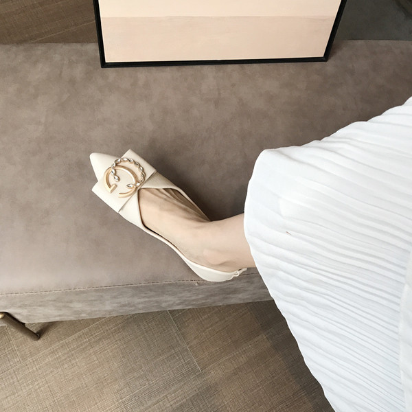 Női hegyes cipő fém elemmel