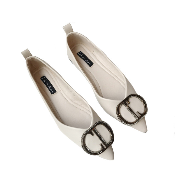 Női hegyes cipő fém elemmel