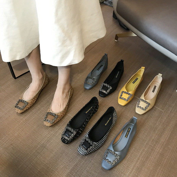 Eko bőrből készült női cipő, lapos talppal, fém díszítéssel