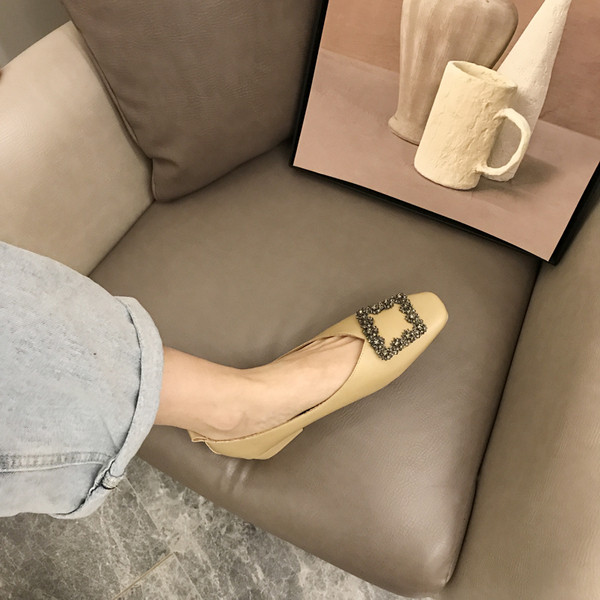 Eko bőrből készült női cipő, lapos talppal, fém díszítéssel