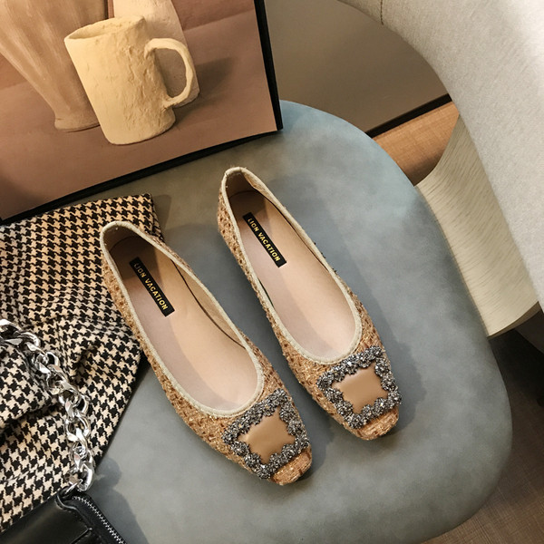 Eko bőrből készült női cipő, lapos talppal, fém díszítéssel