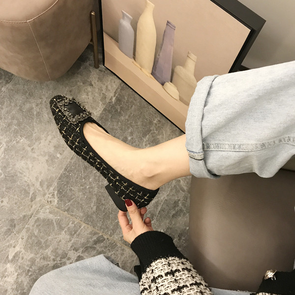 Eko bőrből készült női cipő, lapos talppal, fém díszítéssel