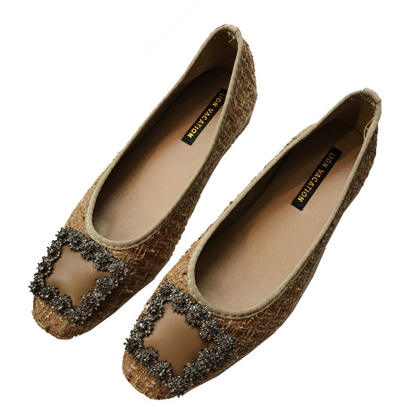 Eko bőrből készült női cipő, lapos talppal, fém díszítéssel