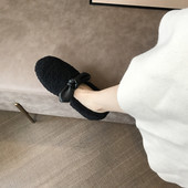 Női pehelycipő szalaggal