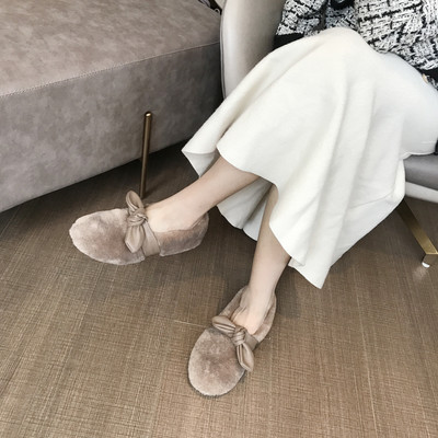 Női pehelycipő szalaggal