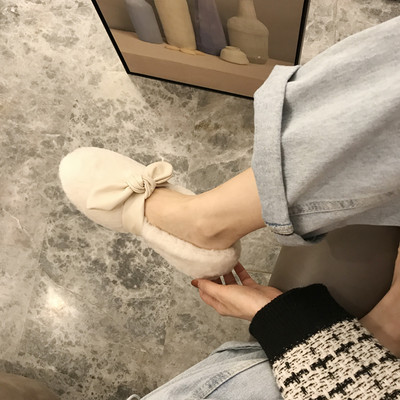 Női pehelycipő szalaggal