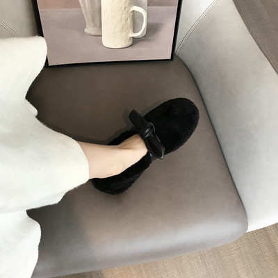 Női pehelycipő szalaggal