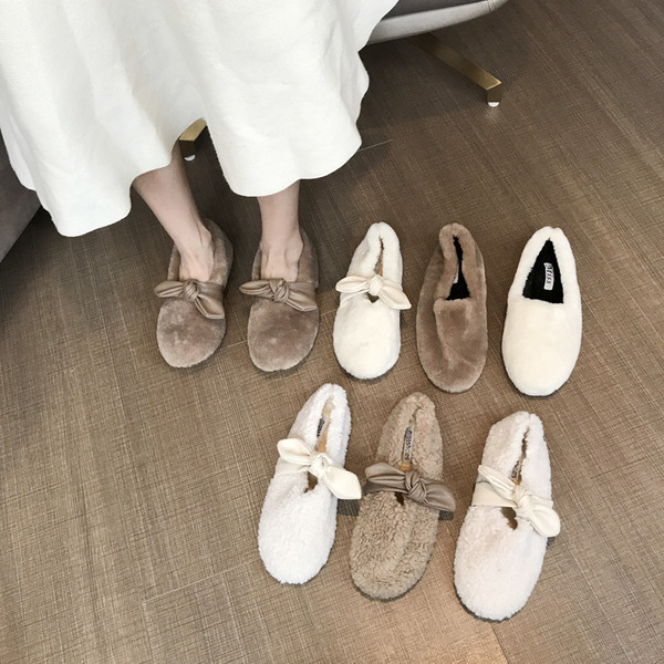 Női pehelycipő szalaggal