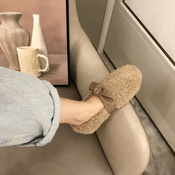 Női pehelycipő szalaggal