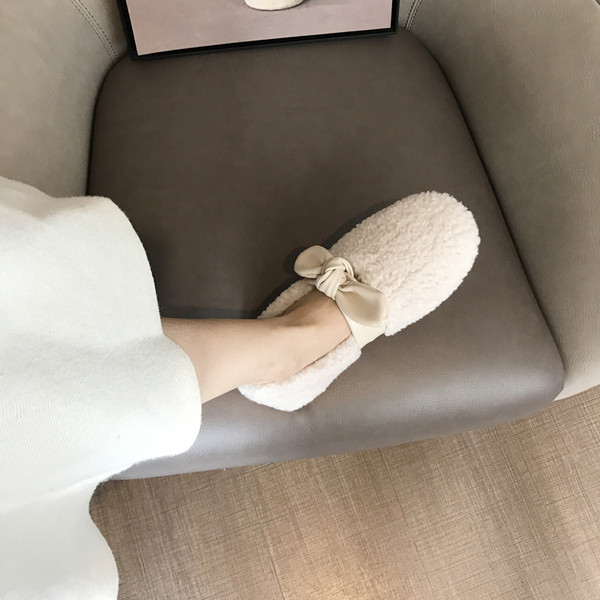 Női pehelycipő szalaggal