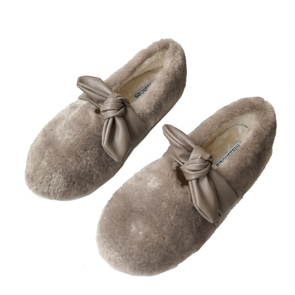 Női pehelycipő szalaggal