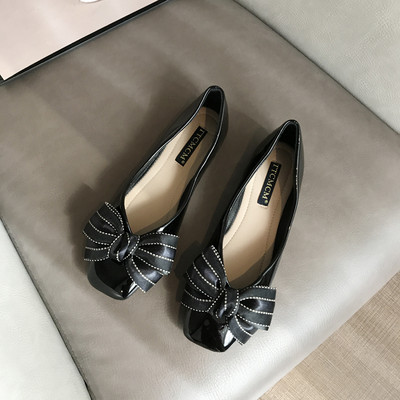 Fekete női cipő szalaggal