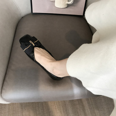 Fekete női cipő szalaggal