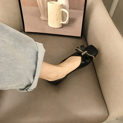 Fekete női cipő szalaggal