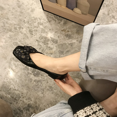 Fekete női cipő szalaggal