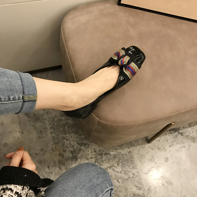 Fekete női cipő szalaggal