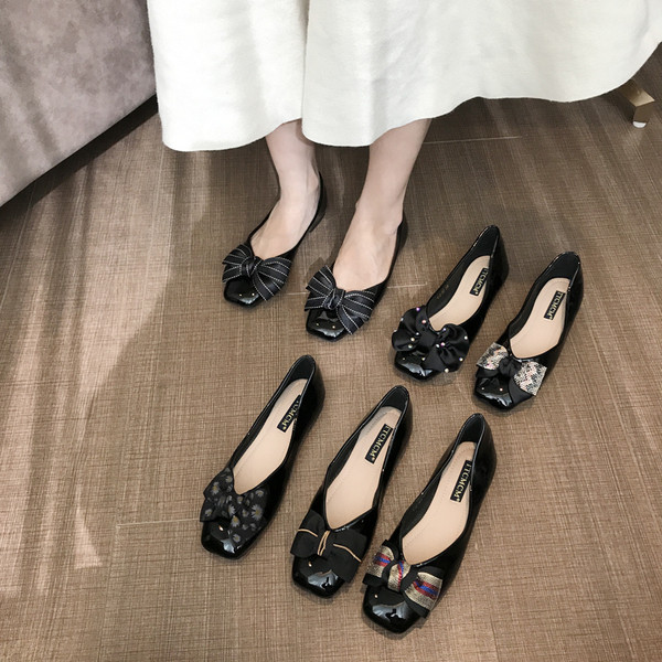 Fekete női cipő szalaggal