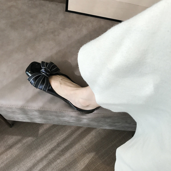 Fekete női cipő szalaggal