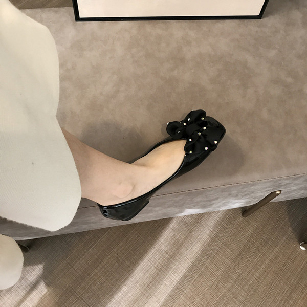 Fekete női cipő szalaggal