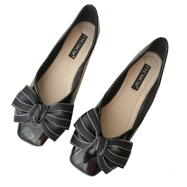 Fekete női cipő szalaggal