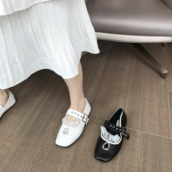 Női cipő eko bőrből és csatból