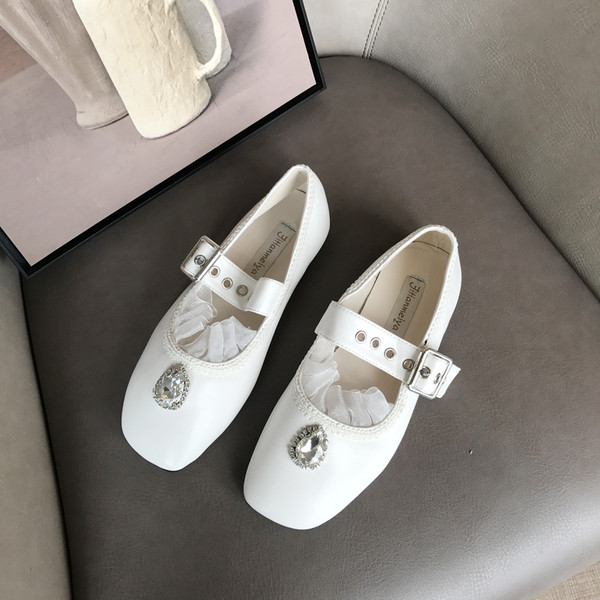 Női cipő eko bőrből és csatból