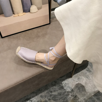 Lapos talpú és fűzős női bőrcipő