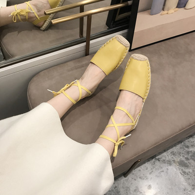 Lapos talpú és fűzős női bőrcipő