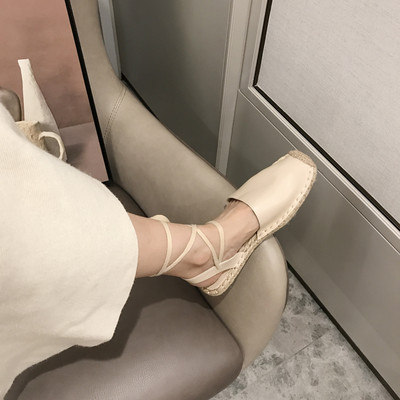 Lapos talpú és fűzős női bőrcipő