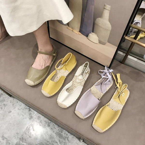 Lapos talpú és fűzős női bőrcipő