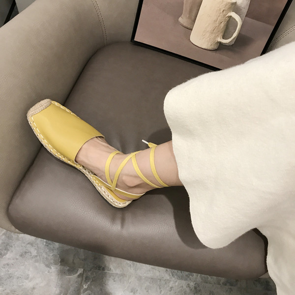 Lapos talpú és fűzős női bőrcipő