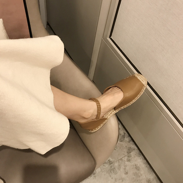 Lapos talpú és fűzős női bőrcipő