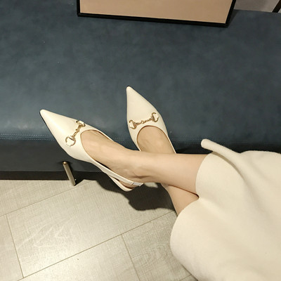 Alkalmi női cipő hegyes modell nyitott sarokkal és fém díszítéssel